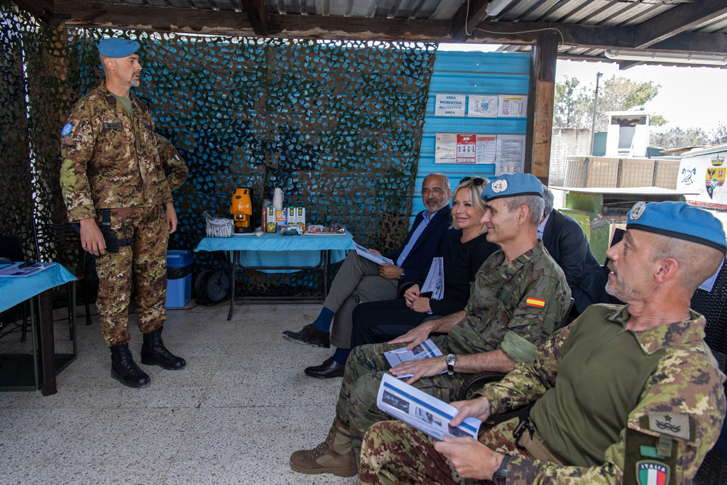 التقت جانين هينيس-بلاسخارت، المنسقة الخاصة الأمم المتحدة ، بقائد قوة UNIFIL أرولدو لازارو وقوات حفظ السلام في مقر UNIFIL في الناقورة، لبنان.