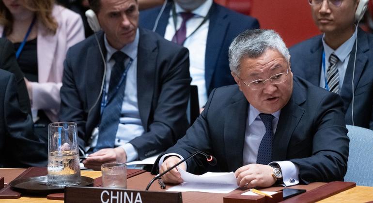 中国常驻联合国代表傅聪大使在联合国安理会关于国际和平与安全面临的威胁的会议上发表讲话。