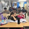 भारत के नई दिल्ली में एक कक्षा, जहाँ बच्चे और वयस्क UNHCR के सहयोग से सीख रहे हैं।