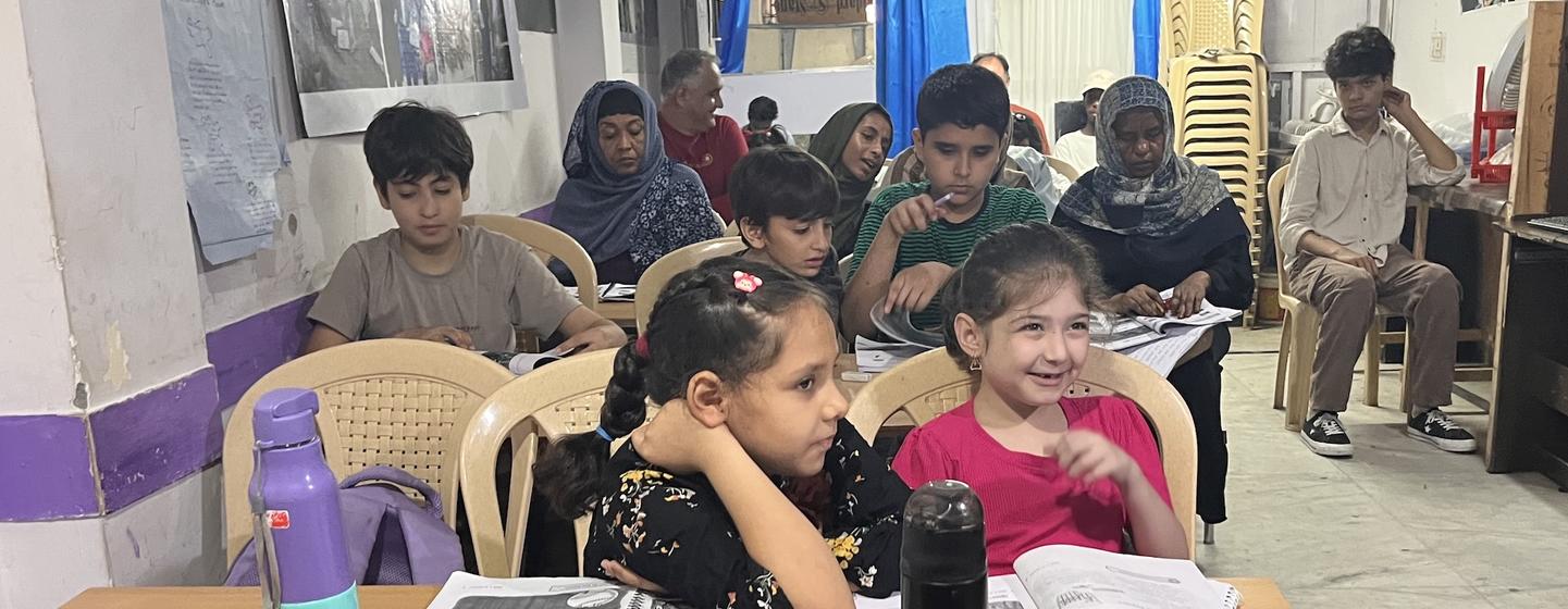 भारत के नई दिल्ली में एक कक्षा, जहाँ बच्चे और वयस्क UNHCR के सहयोग से सीख रहे हैं।
