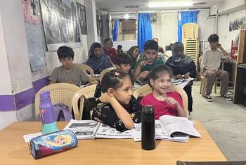 नई दिल्ली में UNHCR समर्थित केन्द्रों में पढ़ते शरणार्थी बच्चे एवं वयस्क.