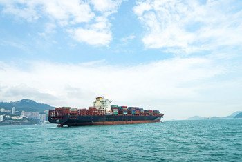 一艘转载集装箱的船舶在香港岛附近航行。