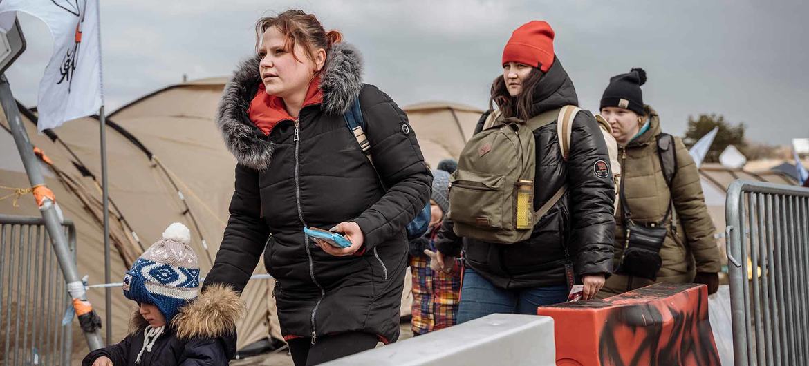 Украинские беженцы прибывают в Польшу. Февраль 2022 года. 