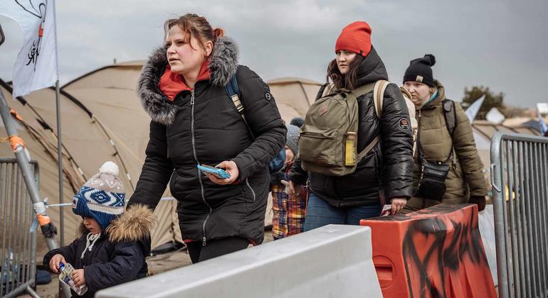 Украинские беженцы прибывают в Польшу. Февраль 2022 года. 