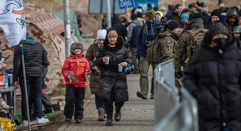 لاجئون أوكرانيون يصلون إلى نقطة ميديكا الحدودية في بولندا.