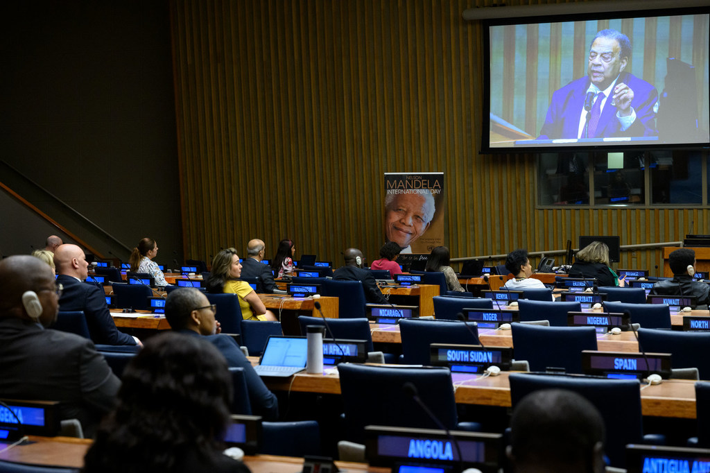 في الشاشة، السياسي والناشط الأمريكي البارز أندرو يونغ، سفير الولايات المتحدة السابق لدى الأمم المتحدة، خلال مشاركة في فعالية الاحتفال بيوم مانديلا في مقر الأمم المتحدة في نيويورك.