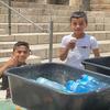 Deux enfants palestiniens vendant des bouteilles d'eau à Jérusalem.
