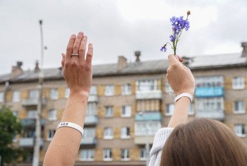 白俄罗斯各地的和平抗议者手持鲜花走上街头。