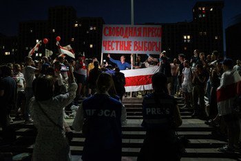 今年8月，白俄罗斯首都明斯克街头示威期间打出“自由媒体、自由选举”的标语。