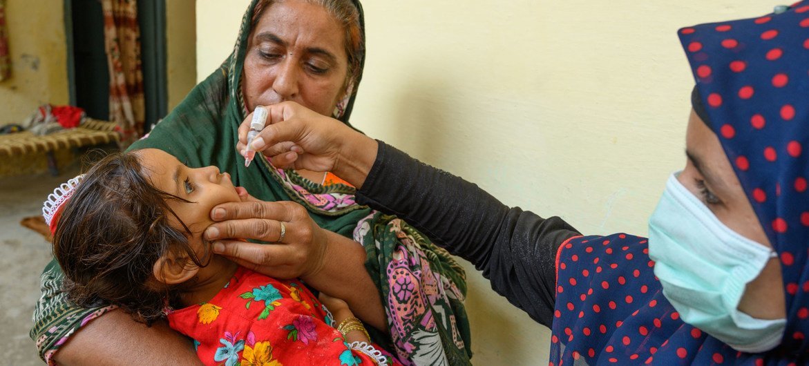 پاکستان کے شہر لاہور میں ایک چار سالہ بچی کو پولیو ویکسین کے قطرے پلائے جا رہے ہیں۔