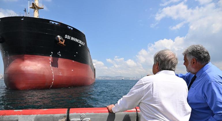 Генсек ООН наблюдает за отплытием судна Invincible 2 в порту Стамбула.