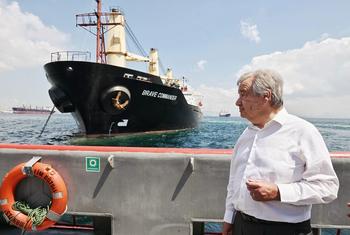 El Secretario General António Guterres observa desde un barco en el mar de Mármara en Turquía un buque cargado de granos gracias a la Iniciativa para el Mar Negro.  