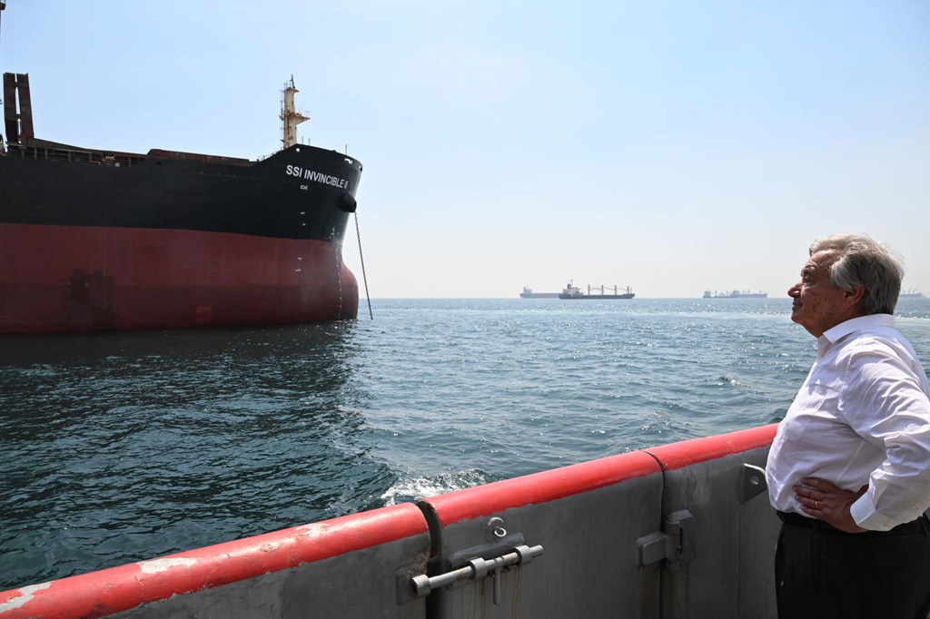在伊斯坦布尔，联合国秘书长古特雷斯视察了粮食计划署的 SSI Invincible 2 号船，该船驶往乌克兰接收了根据黑海谷物倡议出口的最大一批谷物。