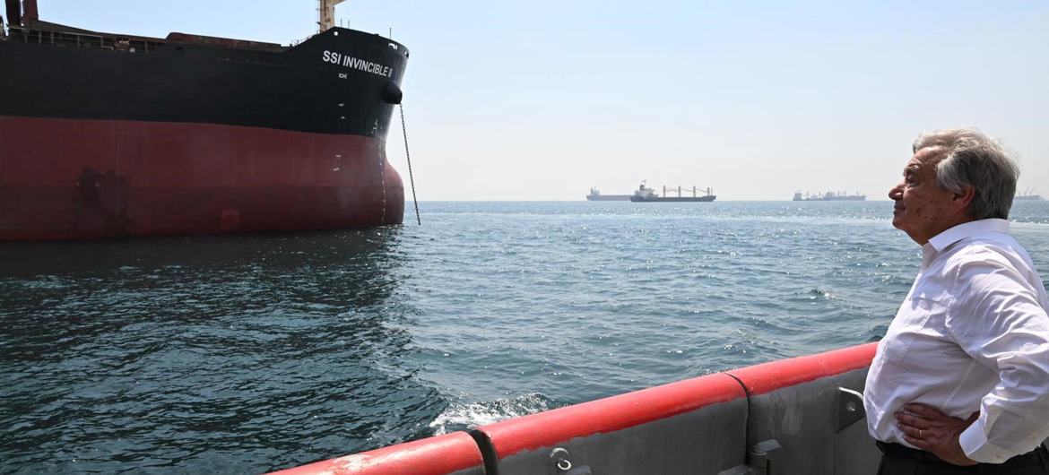 BM Genel Sekreteri António Guterres, İstanbul'da, Karadeniz Tahıl Girişimi kapsamında bugüne kadar ihraç edilen en büyük tahıl kargosunu almak için Ukrayna'ya giden WFP gemisi SSI Invincible 2'yi gözlemliyor.