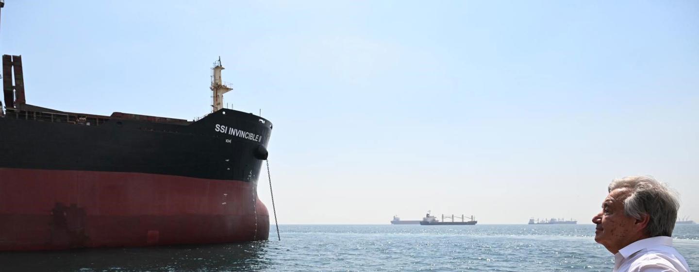 A Istanbul, le Secrétaire général de l'ONU, António Guterres, observe un bateau du PAM se diriger vers l'Ukraine pour récupérer une cargaison de céréales.