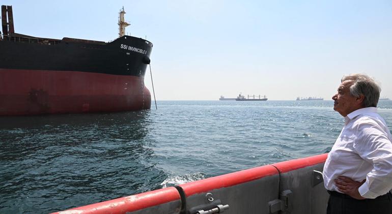 A Istanbul, le Secrétaire général de l'ONU, António Guterres, observe un bateau du PAM se diriger vers l'Ukraine pour récupérer une cargaison de céréales.