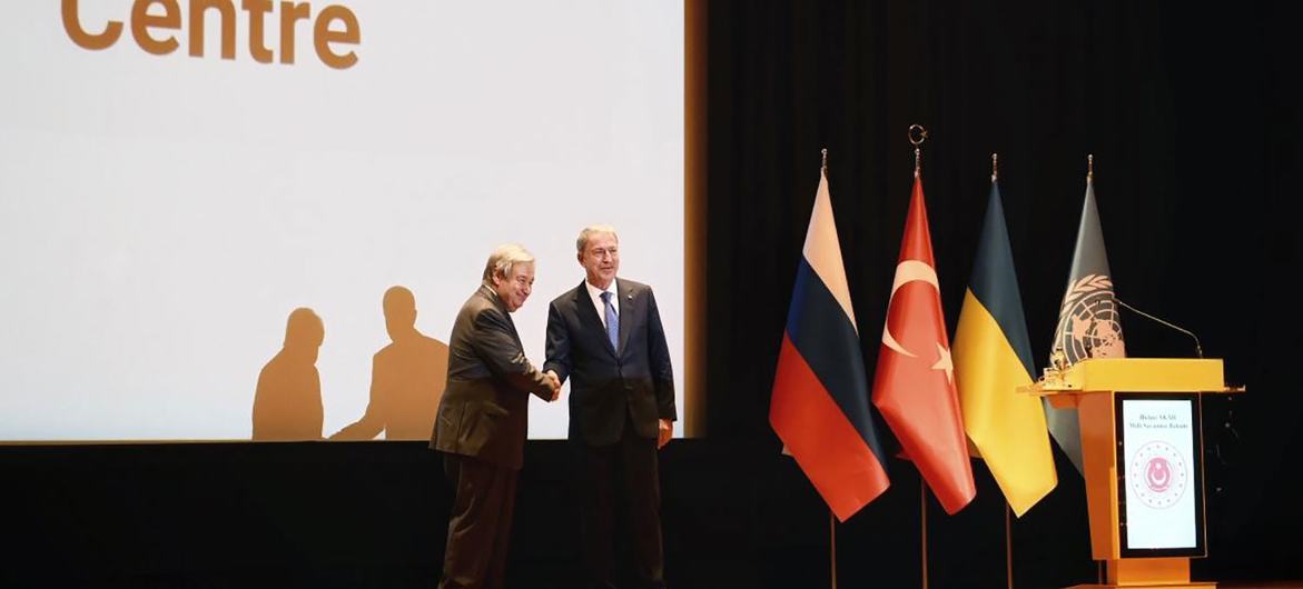  من الأرشيف: الأمين العام للأمم المتحدة أنطونيو غوتيريش (إلى اليسار) ووزير الدفاع التركي خلوصي أكار، في مركز التنسيق المشترك في إسطنبول، تركيا (08/20/2022).