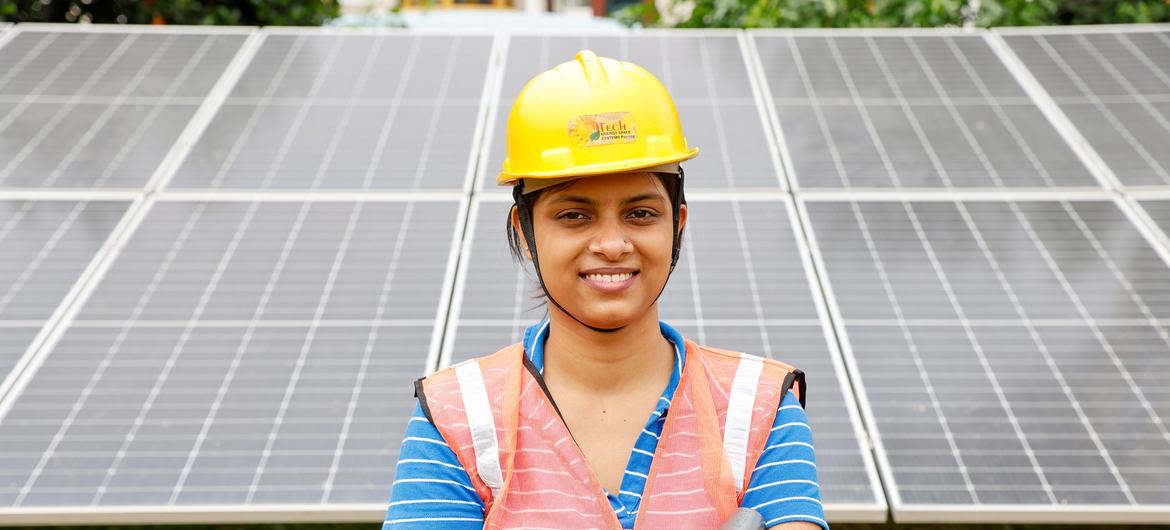 23 岁的特里达·特里帕蒂（Tridha Tripathi）在印度中央邦博帕尔担任太阳能技术员。
