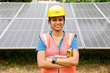 23 岁的特里达·特里帕蒂（Tridha Tripathi）在印度中央邦博帕尔担任太阳能技术员。