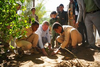 في إطار الاحتفالات باليوم العالمي للطفل، انضم بيتر هوكينز، ممثل اليونيسف في اليمن، إلى تلاميذ في زراعة بعض الأشجار في ساحة مدرسة الشعب في صنعاء، اليمن. من خلال إشراك الطلاب في أنشطة زراعة الأشجار، تعمل اليونيسف على زيادة الوعي بأهمية اتخاذ الإجراءات اللا…