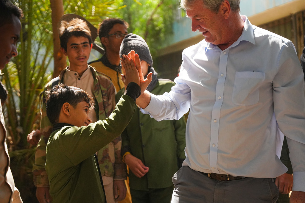 بيتر هوكينز، ممثل UNICEF في اليمن، يصافح طالباً في مدرسة الشعب بصنعاء خلال فعالية بمناسبة اليوم العالمي للطفل.