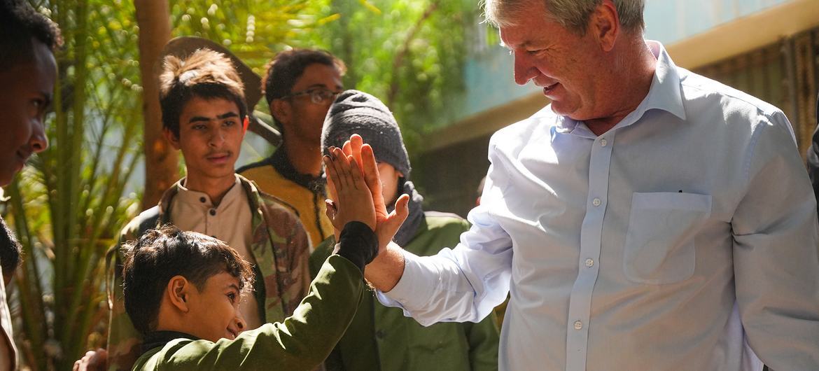 بيتر هوكينز ممثل اليونيسف في اليمن أثناء لقائه بطلاب مدرسة الشعب في صنعاء، اليمن في 2024. 