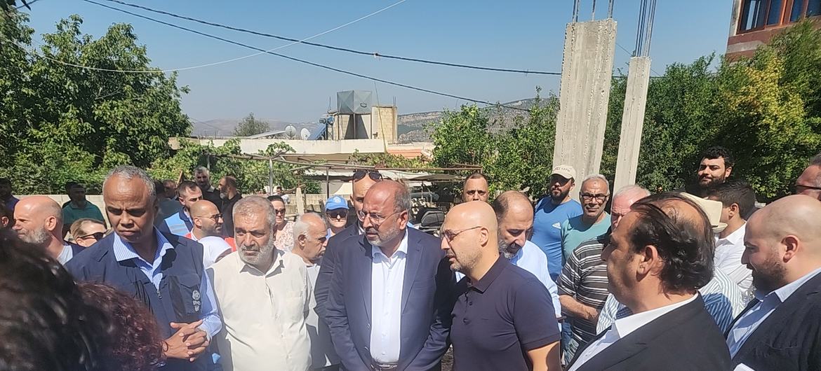 لبنان کے لیے اقوام متحدہ کے امدادی رابطہ کار عمران رضا (درمیان میں) جنوبی سوڈان کے ایک گاؤں کے دورے کے دوران مقامی لوگوں سے بات کر رہے ہیں۔