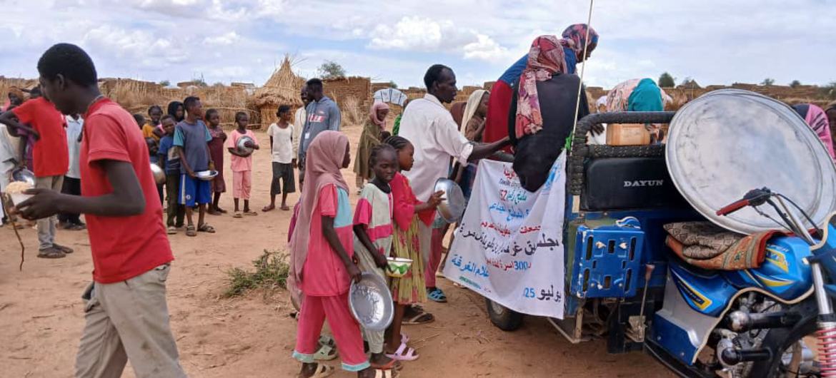 Суданские семьи массово спасаются от разрастающегося вооруженного конфликта. 
