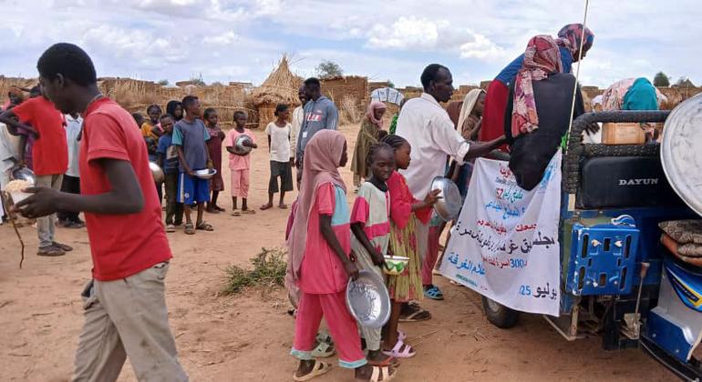 تعتمد آلاف الأسر السودانية على مبادرات شبابية محلية تقدم الإغاثة، وتنظم ملاجئ ومطابخ مجتمعية لمواجهة الجوع والمرض. تعتمد آلاف الأسر السودانية على مبادرات شبابية محلية تقدم الإغاثة، وتنظم ملاجئ ومطابخ مجتمعية لمواجهة الجوع والمرض.