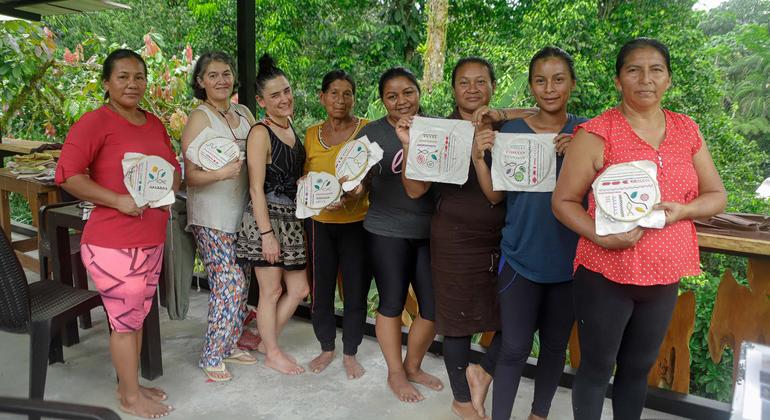 इक्वाडोर की हाखु अमेज़न फाउंडेशन की महिलाएँ. 