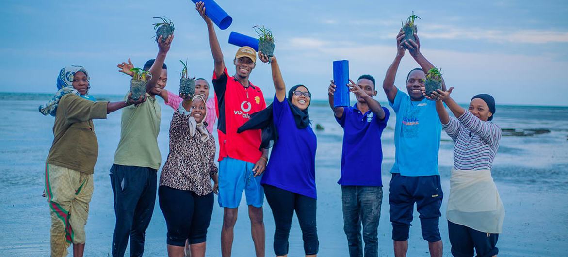 Membres de la Sustainable Ocean Alliance, une organisation à but non lucratif dirigée par des jeunes en Tanzanie.