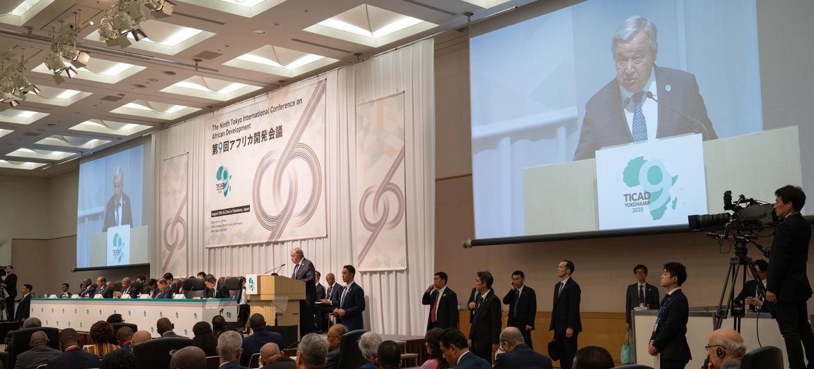 联合国秘书长安东尼奥·古特雷斯（屏幕上）在2025年8月20日于横滨举行的第九届非洲发展问题东京国际会议开幕式上发表讲话。