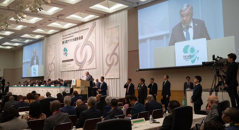 联合国秘书长安东尼奥·古特雷斯（屏幕上）在2025年8月20日于横滨举行的第九届非洲发展问题东京国际会议开幕式上发表讲话。
