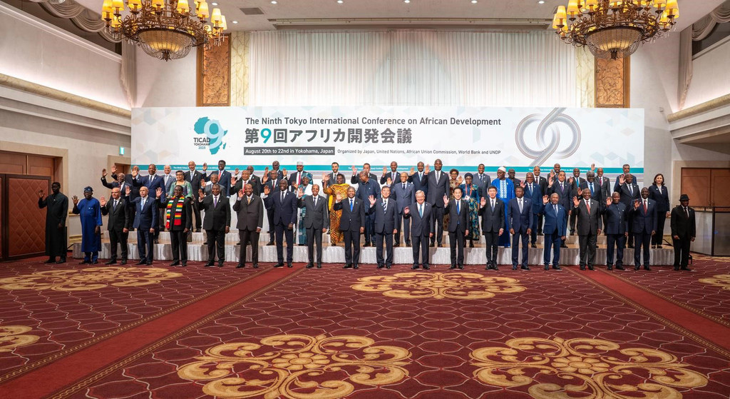 Katibu Mkuu UN António Guterres akiwa katika picha ya pamoja na viongozi wengi wa Afrika katika mkutano wa TICAD 9 huko Yokohama, Japani.