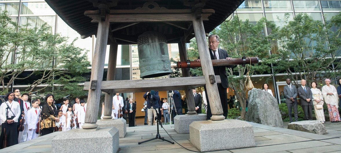 Evento com a presença do chefe da ONU é acompanhado por um minuto de silêncio e promessas de compromisso com a paz
