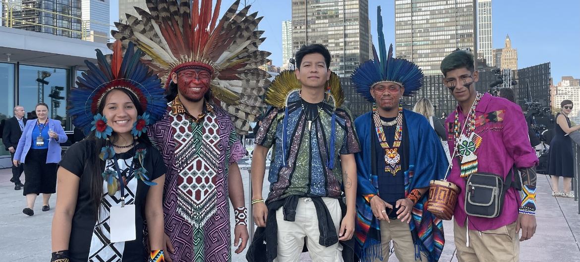 Indígenas brasileños se reúnen en la sede de la ONU en Nueva York.
