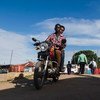 Des personnes à moto et à pied sur une route du Sud-Soudan, près de la MINUSS