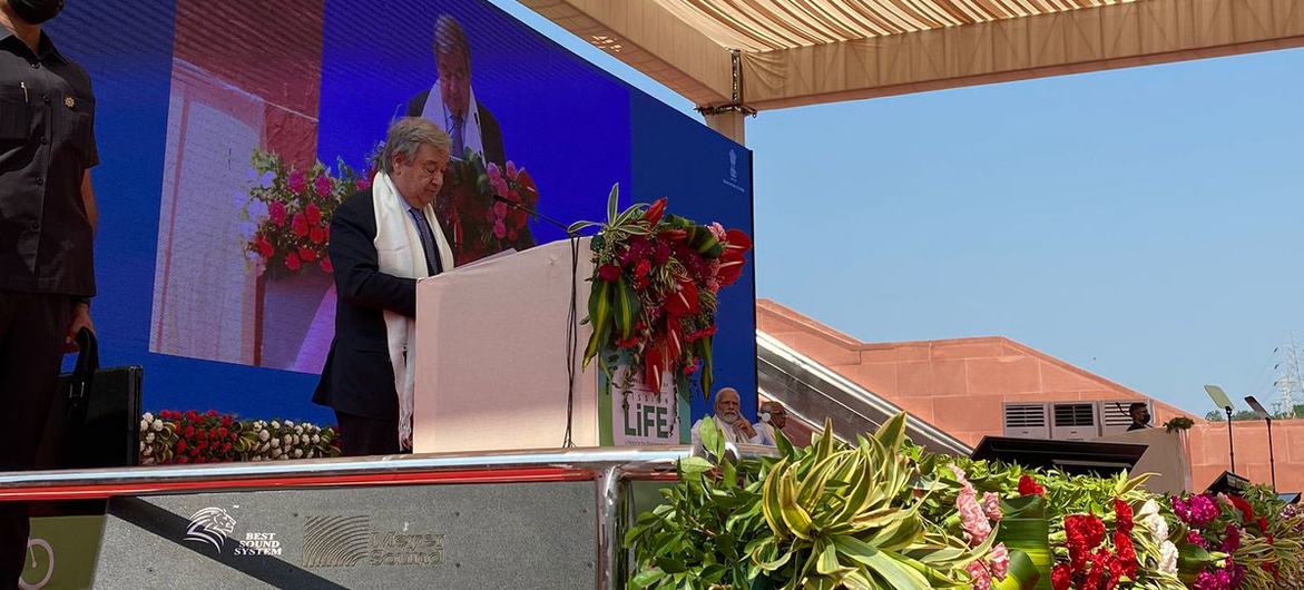 यूएन महासचिव एंतोनियो गुटेरेश, भारत के गुजरात प्रदेश में, पर्यावरण के लिये जीवनशैलियाँ पहल #LiFE की शुरुआत के मौक़े पर अपनी बात कहते हुए.