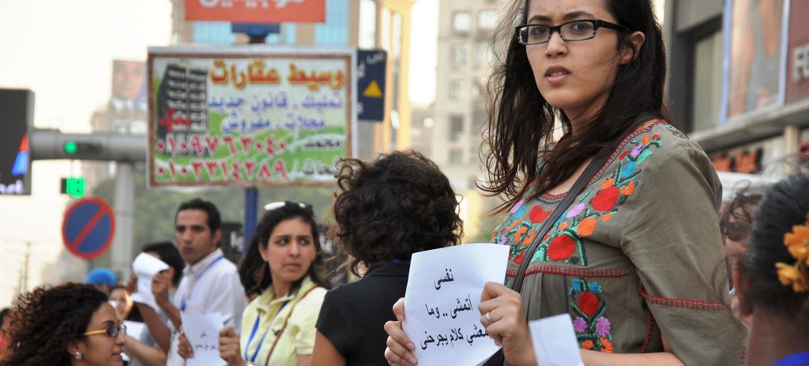 Des militantes protestent contre le harcelement sexuel des femmes au Caire