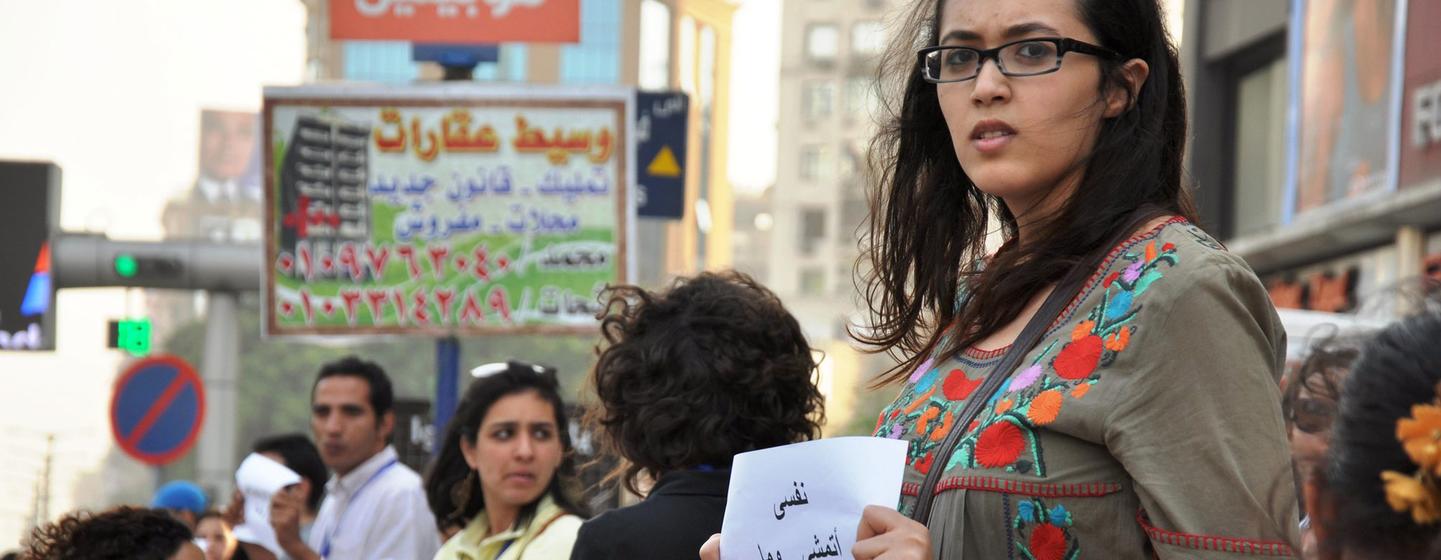 मिस्र की राजधानी काहिरा में, एक महिला कार्यकर्ता, यौन उत्पीड़न के विरुद्ध अभियान चलाते हुए.