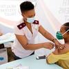 一名妇女在南非德班接受新冠疫苗接种。