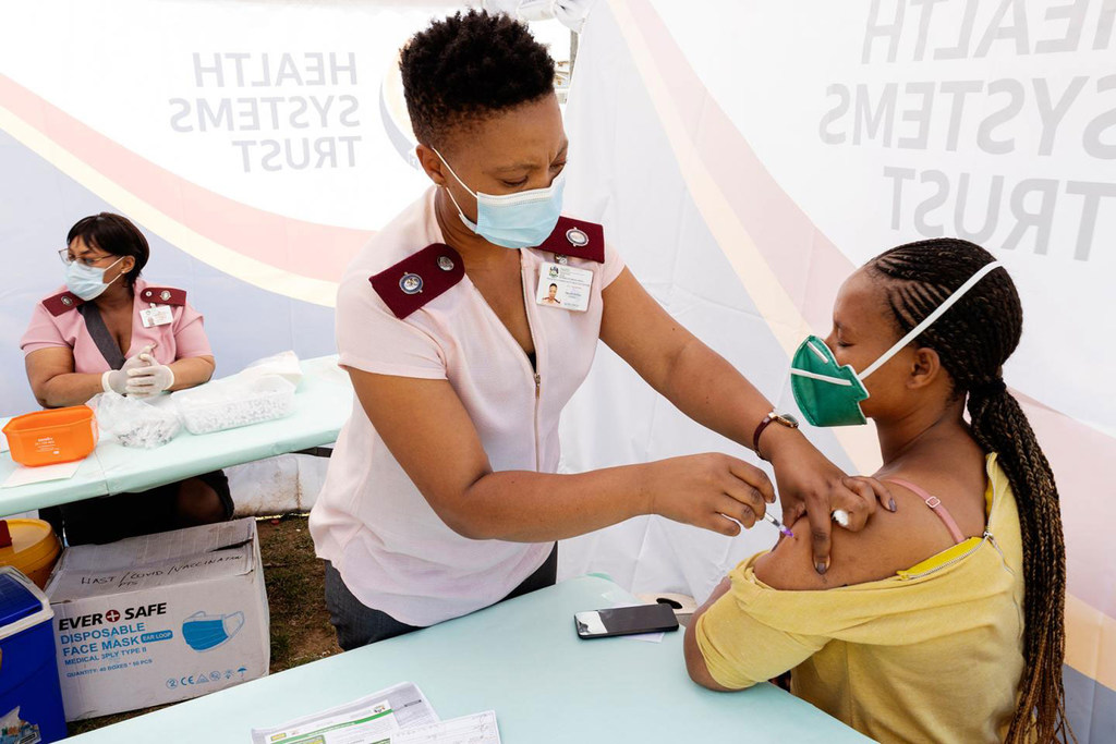 Une femme reçoit un vaccin contre la Covid-19 à Durban, en Afrique du Sud.