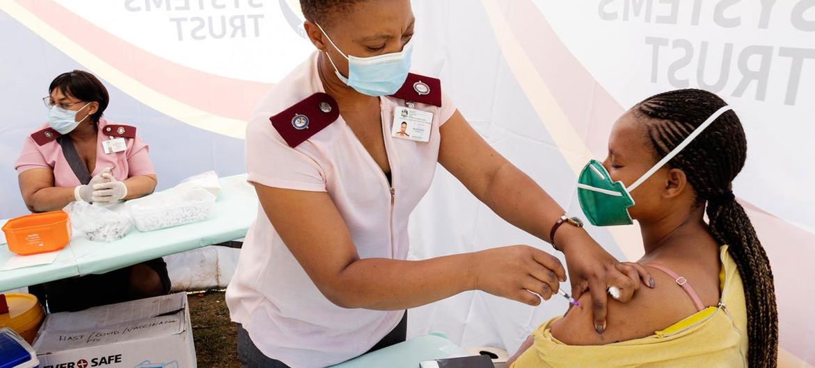 امرأة تتلقى لقاح كوفيد-19 في ديربان بجنوب أفريقيا.