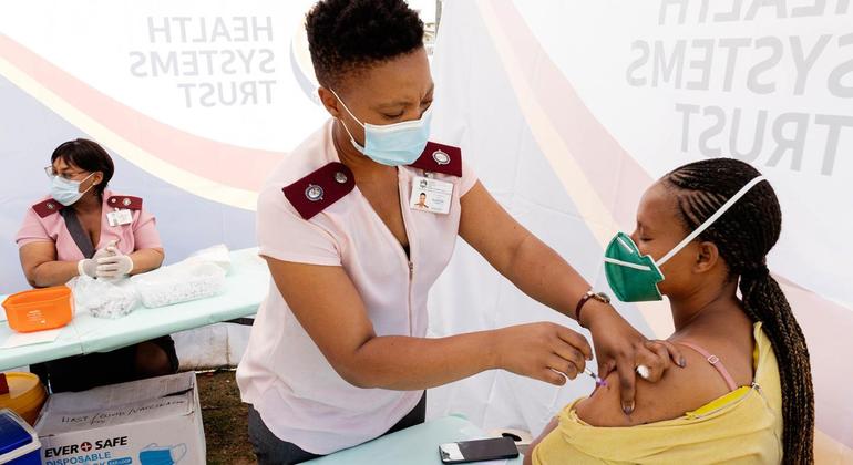امرأة تتلقى لقاح كوفيد-19 في ديربان بجنوب أفريقيا.