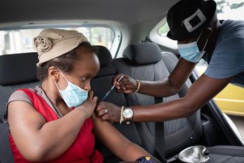 一名残疾妇女在南非德班附近的一家临时诊所接种新冠疫苗。