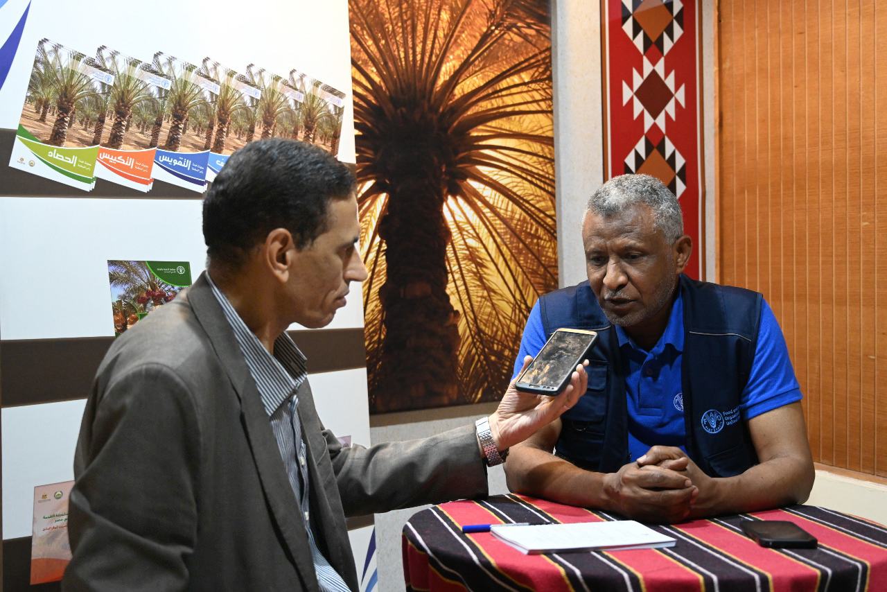 مراسل أخبار الأمم المتحدة خالد عبد الوهاب يجري مقابلة مع الدكتور نصر الدين حاج الأمين، ممثل الفاو في مصر.