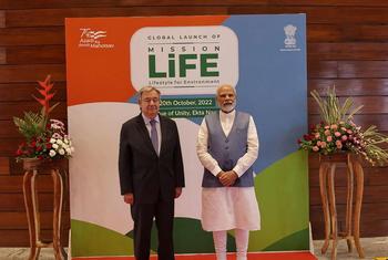 संयुक्त राष्ट्र महासचिव एंतोनियो गुटेरेश, भारत के गुजरात प्रदेश में, पर्यावरण के लिये जीवनशैलियाँ #LiFE नामक पहल शुरू किये जाने के दौरान, प्रधानमंत्री नरेन्द्र मोदी के साथ.