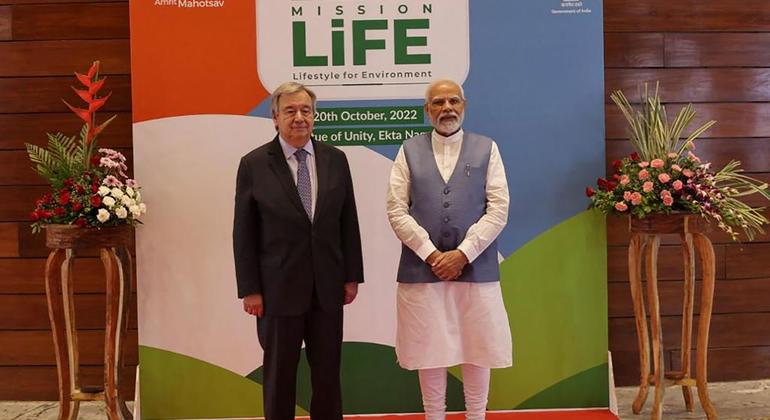 संयुक्त राष्ट्र महासचिव एंतोनियो गुटेरेश, भारत के गुजरात प्रदेश में, पर्यावरण के लिये जीवनशैलियाँ #LiFE नामक पहल शुरू किये जाने के दौरान, प्रधानमंत्री नरेन्द्र मोदी के साथ.