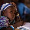 فتاة تحضر فصلاً في مدرسة في كايا، بوركينا فاسو