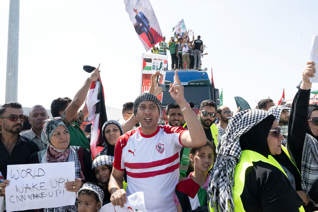 Des manifestants au passage de Rafah vers Gaza.